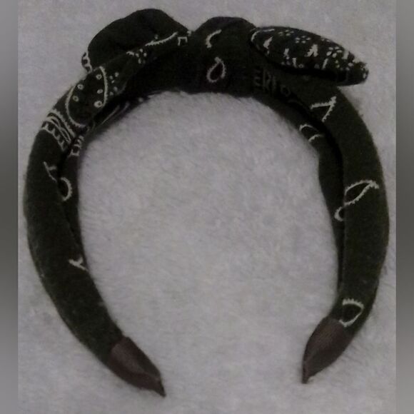 Green Paisley Bandana Knot Headband - Boho Chic Accessory Color Green - Picture 4 of 4